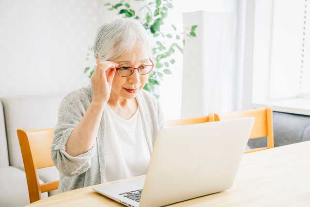 出産祝いの名入れ絵本を探すおばあちゃん